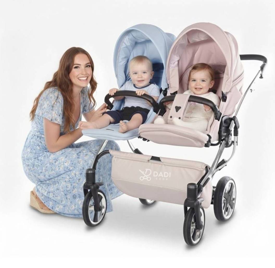Junama Duo V3 – podwójny wózek głęboko-spacerowy w odcieniach błękitu i różu. Uśmiechnięta mama w niebieskiej sukience prezentuje go z dwójką dzieci w środku